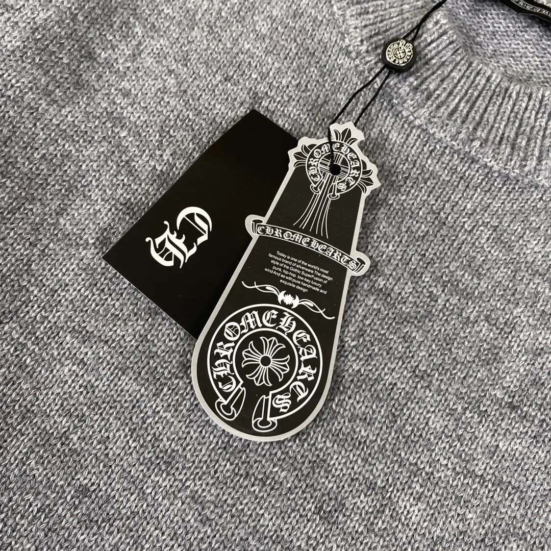 P230 High-quality Chrome Hearts CH Chrome Hearts patchwork cross hole knitted sweater pullover. The popular style is the same for men and women. It is matched with black and white. It looks good in real life. The upper body is good-looking. It looks good in daily wear. It is even more photogenic. It’s hard not to buy it. Buy it for me!!! Believe me, no one can refuse such a long Chrome Hearts jacket. The version has been expanded based on the old version. The upper body is loose and stylish, and the hem is expanded to a casual design. Fat people look extremely slim, thin people have limited height and high-end. Ten thousand yuan ZP printing, 1:1 perfect restoration, looks good when worn alone or stacked, can be easily controlled by both men and women. If you care more about quality, you must also respect the price. It is completely different from the thin see-through bottoms and junk products on the market that pill when worn. If the style makes you shine at a glance, then quality is what you should pay more attention to. Compared with price, we focus on quality. Customers who have received my products all know it. ️️️ Sweaters on the market are generally made of bract core yarn. We use modal. The advantages over core-spun yarn are very intuitive: high cost, high price, high density, relatively expensive for developers, and let us make a lot less money. In addition, it is delicate, has no scum on the upper body, resists pilling, and is high-end. We are conscientious sellers and do not use core-spun yarn. Apart from being cheap, core-spun yarn is really useless. It shrinks, pills, hooks, and makes people pierced. He is proficient in everything. It is 2024. Who doesn’t want to look decent when they go out? Quality determines the upper body effect. No matter how bad the quality, the best style is still the temperament of the urban-rural fringe. We only do long-term business. Quality determines character. Take it back and wear it with confidence and wash it. The quality of the pattern will definitely make your eyes shine. We only make the right version of high quality. We make high-end hard goods. Reject junk goods and reject fast food. Conscientious quality and conscientious price. You deserve it!  Color: Black White Gray Red Size: S M L